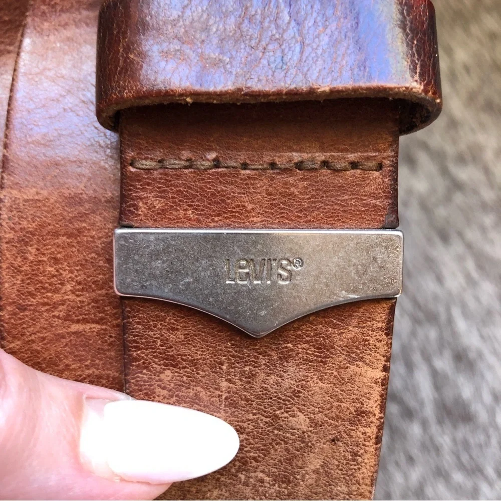 Levi’s casual brown leather belt intentionally distressed silver buckle 44
